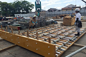 地上で壁型枠を組み立てています。