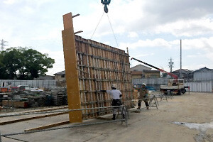 クレーンを使用して起こしているところです。