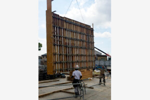 吊り上げて上階へ移動させます。