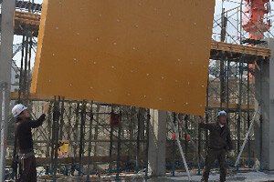 地上で組み立てた壁型枠を、クレーンを使用して吊り上げているところです。 地上で組み立てた壁型枠を、クレーンを使用して吊り上げているところです。