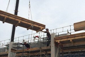 梁型枠を吊り上げているところです。