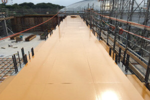 スラブ(床)型枠組立完了後の様子です。