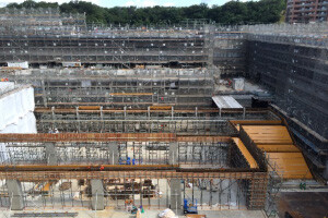 現場全景です。右下に見えるすべり台のようなものは、施工途中の階段です。