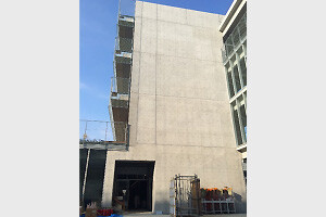 型枠解体後の様子。<br>このようにコンクリートの素地がそのまま残るものを「化粧打ち放し」といいます。